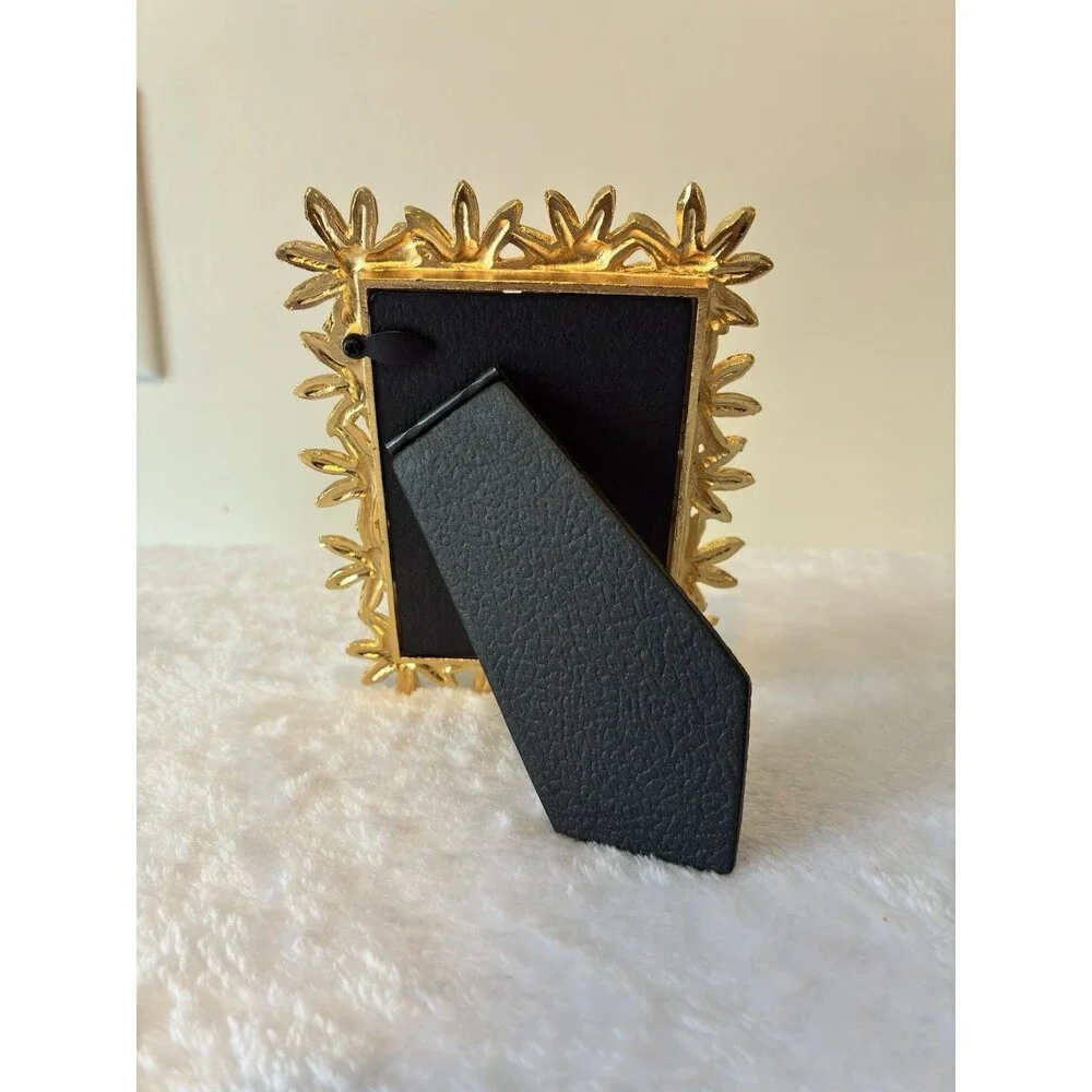 Unbranded gold metal